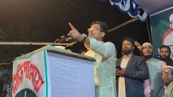 দিনাজপুরের বীরগঞ্জে জনসভায় ভিপি সাকিক কায়েম বলেন, জুলাই বিপ্লব তরুণদের ম্যানপাওয়ারে রূপান্তর করেছে। তরুণদের রাজনৈতিক জাগরণ, বৈষম্যবিরোধী অবস্থান ও কর্মসংস্থান নিয়ে গুরুত্বপূর্ণ আলোচনা অনুষ্ঠিত হয়।