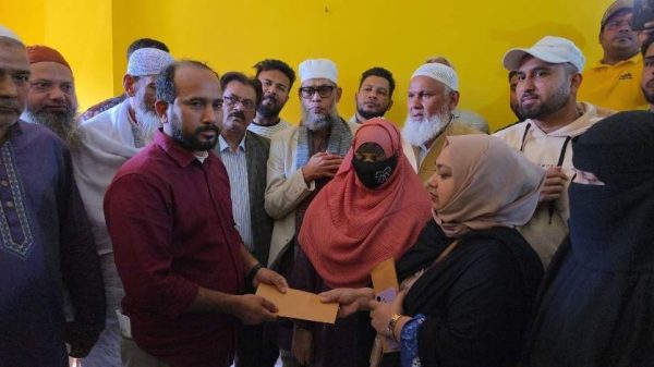 জুলাই গণআন্দোলনে শহীদদের পরিবারের পাশে দাঁড়িয়ে নগদ অর্থ সহায়তা দিয়েছেন বিএনপি মনোনীত প্রার্থী কামরুজ্জামান রতন। মানবিক উদ্যোগে কৃতজ্ঞতা প্রকাশ পরিবারগুলোর।