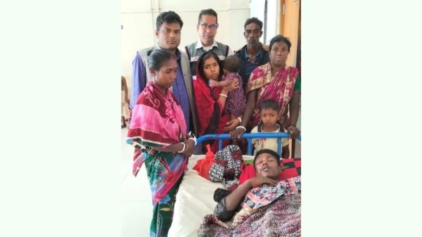 ঝিনাইদহে হুমোদরপুর বিলে মাছ ধরতে গিয়ে আদিবাসী যুবক সুফল বিশ্বাসকে কুপিয়ে জখম করেছে দুর্বৃত্তরা। ভুক্তভোগীর স্ত্রী মামলা দায়ের করেছেন। আসামিদের গ্রেপ্তারে পুলিশ অভিযান চালাচ্ছে।