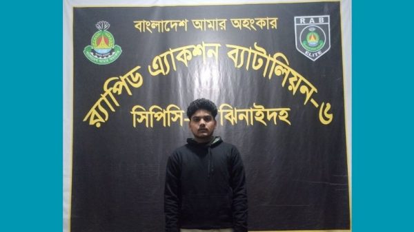 ঝিনাইদহে ব্যবসায়ী মুরাদ হত্যা মামলার প্রধান আসামি রাহাত আলীকে ভোররাতে উদয়পুর এলাকা থেকে গ্রেফতার করেছে র‍্যাব-৬। মামলার অন্যান্য আসামিদের ধরতে অভিযান চলছে।