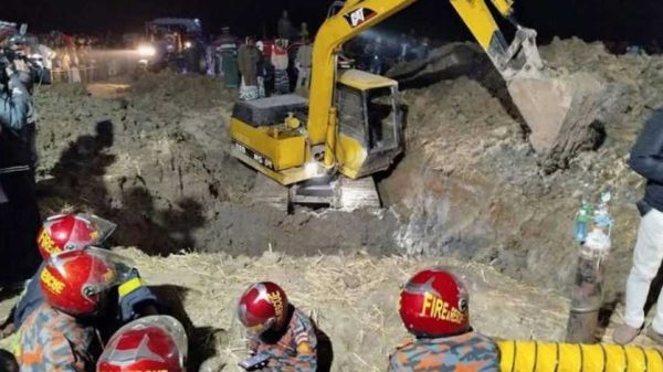 রাজশাহীর তানোরে অরক্ষিত নলকূপের গর্তে পড়ে শিশু সাজিদের মৃত্যু হয়েছে। দীর্ঘ উদ্ধার অভিযান শেষে তাকে হাসপাতালে নেওয়া হলে চিকিৎসক মৃত ঘোষণা করেন। অরক্ষিত গভীর গর্তেই ঘটে দুর্ঘটনা।