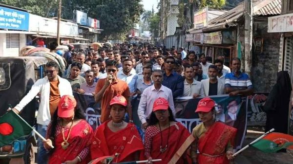 তারেক রহমানের স্বদেশ প্রত্যাবর্তন উপলক্ষে পিরোজপুর জেলা যুবদলের উদ্যোগে শহরে বর্ণাঢ্য আনন্দ মিছিল ও পথসভা অনুষ্ঠিত হয়েছে।