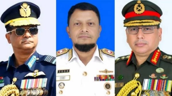 বেগম খালেদা জিয়ার সংকটজনক শারীরিক অবস্থার খোঁজ নিতে এভারকেয়ার হাসপাতালে যান সেনা, নৌ ও বিমানবাহিনী প্রধান। তিনি দীর্ঘদিন ধরে বিভিন্ন জটিল রোগে ভুগছেন এবং নিবিড় পর্যবেক্ষণে চিকিৎসাধীন।