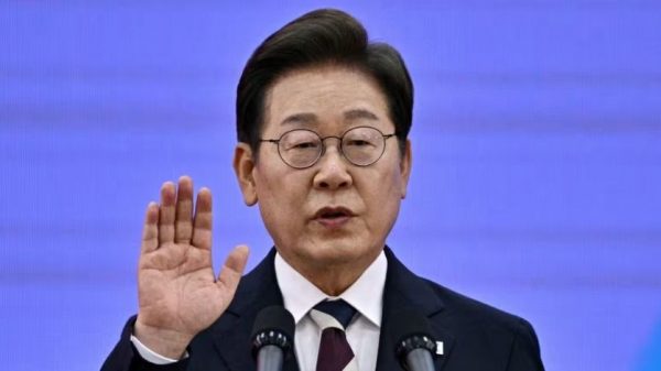 সীমান্ত পেরিয়ে ড্রোন উড়ানোর নির্দেশ পূর্ব প্রশাসনের দেওয়া হয়েছিল জানিয়ে উত্তর কোরিয়ার কাছে ক্ষমা চাওয়ার ইঙ্গিত দিয়েছেন দক্ষিণ কোরিয়ার প্রেসিডেন্ট লি জে মিয়ং। বিষয়টি নিয়ে দেশজুড়ে রাজনৈতিক সংকটও সৃষ্টি হয়েছে।