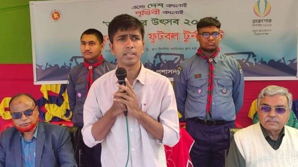 খুলনার দিঘলিয়ায় তারুণ্যের উৎসব ২০২৫ উপলক্ষে অনূর্ধ্ব-১৭ ফুটবল টুর্নামেন্টের উদ্বোধন করা হয়েছে। খেলাধুলার মাধ্যমে তরুণ সমাজকে সুস্থ ও মানবিক হিসেবে গড়ে তোলার আহ্বান জানান অতিথিরা।