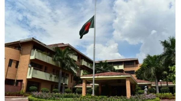 দিল্লিতে বাংলাদেশ হাইকমিশনের সামনে ফের উগ্রপন্থীদের বিক্ষোভ। নিরাপত্তা ঘাটতি নিয়ে অভিযোগ, ভারত ও বাংলাদেশের পরস্পরবিরোধী বক্তব্য।