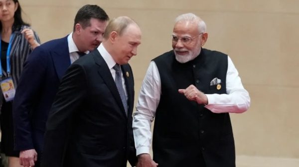 রাশিয়ার প্রেসিডেন্ট ভ্লাদিমির পুতিন দুই দিনের সফরে নয়াদিল্লিতে পৌঁছেছেন। তাকে ঘিরে আইটিসি মৌর্য হোটেলে নেওয়া হয়েছে কঠোর নিরাপত্তা ব্যবস্থা। পুতিন থাকছেন বিলাসবহুল চাণক্য স্যুটে।