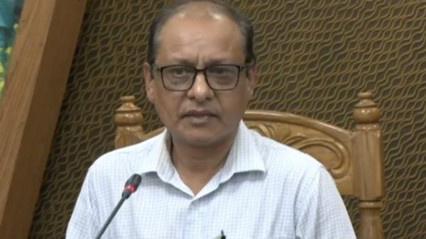 কুতুবদিয়ায় প্রাথমিক ও গণশিক্ষা উপদেষ্টা অধ্যাপক বিধান রঞ্জন রায় পোদ্দার জানিয়েছেন, প্রধান শিক্ষক শূন্যপদ পূরণে একটি মামলা ৩২ হাজার সহকারী শিক্ষকের পদোন্নতি আটকে দিয়েছে।