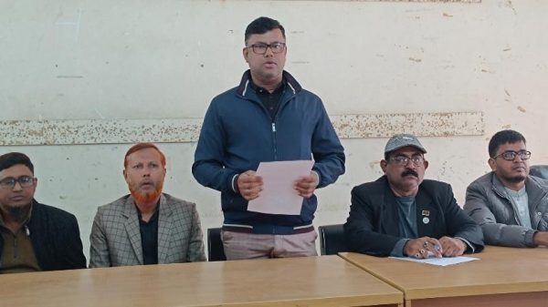 ঝিনাইদহে বন্ড ক্লথিং হাউসে হামলা ও অগ্নিসংযোগের ঘটনায় যুবলীগ নেতার মালিকানা নিয়ে গুজব ছড়ানোর অভিযোগ তুলেছেন ব্যবসায়ীরা।