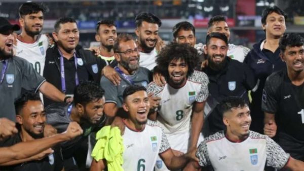 ২২ বছর পর ভারতের বিপক্ষে ঐতিহাসিক জয় অর্জনের পর বাংলাদেশ ফুটবল দল পেল ২ কোটি টাকার পুরস্কার। অধিনায়ক জামাল ভূঁইয়া এবং অন্যান্য খেলোয়াড়রা জাতীয় ক্রীড়া পরিষদে চেক গ্রহণ করেছেন।