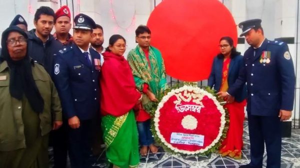 পিরোজপুরের ভান্ডারিয়ায় মহান বিজয় দিবস ২০২৫ উদযাপিত হয়েছে ফুলের শ্রদ্ধা, জাতীয় পতাকা উত্তোলন, কুচকাওয়াজ ও মুক্তিযুদ্ধ বিষয়ক অনুষ্ঠানসহ।