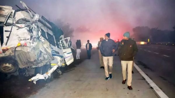 ভারতের মথুরায় ঘন কুয়াশার কারণে দিল্লি–আগ্রা এক্সপ্রেসওয়েতে ভয়াবহ সড়ক দুর্ঘটনায় ১৩ জন নিহত এবং ২৫ জন আহত। মুখ্যমন্ত্রী যোগী আদিত্যনাথ শোক প্রকাশ করেছেন।