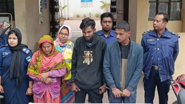 ঝিনাইদহের মহেশপুরে পুলিশের অভিযানে ১২০০ পিস ইয়াবাসহ ৩ জন আটক। জব্দ করা হয়েছে মাদক বিক্রির নগদ টাকা ও তিনটি মোটরসাইকেল।