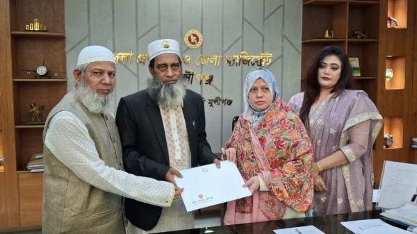 ত্রয়োদশ জাতীয় সংসদ নির্বাচন সামনে রেখে মুন্সীগঞ্জ-৩ আসনে জাতীয় পার্টির একক প্রার্থী হিসেবে মনোনয়ন ফরম সংগ্রহ করেছেন জেলা জাতীয় পার্টির সদস্য সচিব এ এফ এম আরিফুজ্জামান দিদার।