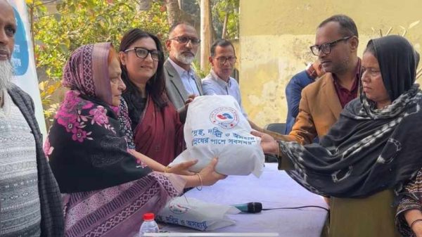 মুন্সীগঞ্জের ইদ্রাকপুরে অ্যাড. এ.বি.এম ফিরোজ ফাউন্ডেশনের উদ্যোগে ৭০০ শীতার্ত মানুষের মাঝে চাদর ও শিশুদের শীতের পোশাক বিতরণ করা হয়েছে।