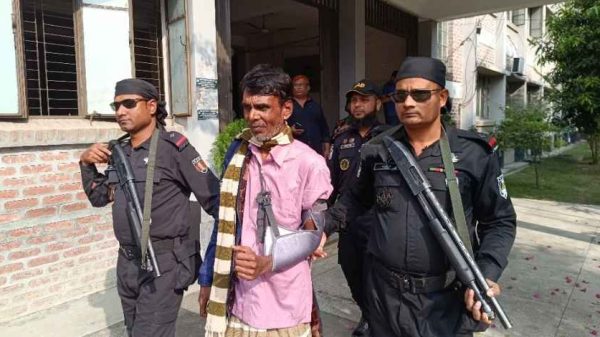 ঝিনাইদহে ব্যবসায়ী মুরাদ হত্যা মামলার অন্যতম আসামি আলম মণ্ডলকে বাগেরহাটের মোল্লাহাট এলাকা থেকে গ্রেফতার করেছে র‍্যাব-৬। কথাকাটাকাটির জেরে মুরাদকে পিটিয়ে ও কুপিয়ে হত্যার ঘটনায় পুলিশে মামলা হওয়ার পর থেকেই তিনি পলাতক ছিলেন।