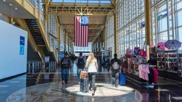 ডোনাল্ড ট্রাম্প প্রশাসন যুক্তরাষ্ট্রে যাওয়া পর্যটকদের জন্য নতুন প্রস্তাব দিয়েছে। এবার ভিসা ছাড়ের আবেদনকারীদের পাঁচ বছরের সোশ্যাল মিডিয়া ইতিহাস, ফোন নম্বর, ইমেল, এবং বায়োমেট্রিক তথ্য জমা দিতে হবে।