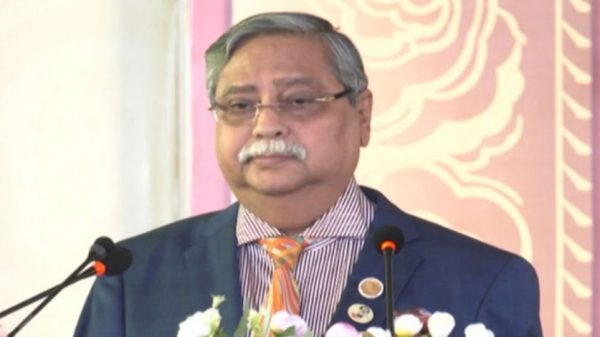 বাংলাদেশের রাষ্ট্রপতি মো. সাহাবুদ্দিন আগামী ফেব্রুয়ারির সংসদ নির্বাচনের পর মেয়াদের মাঝামাঝি সময়ে পদত্যাগের পরিকল্পনা জানিয়েছেন। তিনি অন্তর্বর্তী সরকারের সাথে চলমান দূরত্ব ও ‘অপমান’ বোধ উল্লেখ করেছেন।