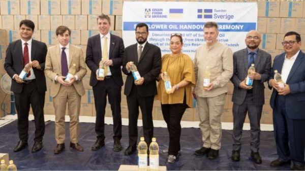 কক্সবাজারে ইউক্রেন ও সুইডেনের সহায়তায় রোহিঙ্গাদের জন্য ৩ হাজার মেট্রিক টন সূর্যমুখী তেল হস্তান্তর করেছে বাংলাদেশ সরকার ও ডব্লিউএফপি। ‘গ্রেইন ফ্রম ইউক্রেন’ উদ্যোগে আসা এই সহায়তা রোহিঙ্গাদের খাদ্য নিরাপত্তা জোরদার করবে।