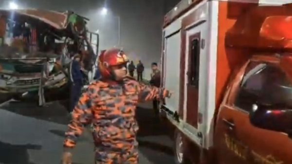 মুন্সীগঞ্জের শ্রীনগরে ঢাকা–মাওয়ামুখী এক্সপ্রেসওয়েতে ঘন কুয়াশার কারণে বাস ও ট্রাকের সংঘর্ষে অন্তত ৬ জন আহত হয়েছেন। দুর্ঘটনার পর ট্রাকটি পালিয়ে যায়, যান চলাচল সাময়িক বন্ধ ছিল।