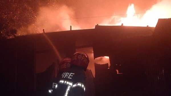 মুন্সীগঞ্জের সিরাজদিখান বাজারে গভীর রাতে ভয়াবহ অগ্নিকাণ্ডে আটটি দোকান পুড়ে গেছে। প্রাথমিকভাবে ক্ষয়ক্ষতির পরিমাণ ৮০ থেকে ৯০ লাখ টাকা বলে ধারণা করা হচ্ছে।