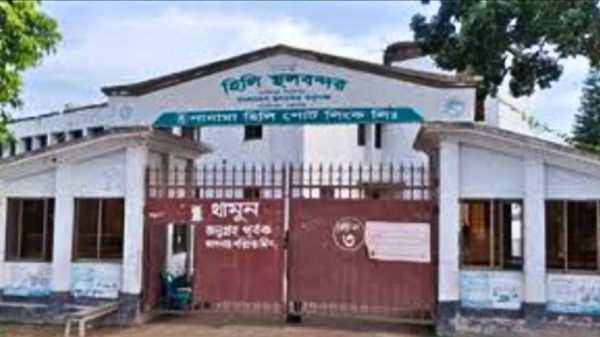 দিনাজপুরের হিলি স্থলবন্দর দিয়ে রপ্তানি বাণিজ্যে গতি ফিরেছে। চলতি অর্থবছরের চার মাসে ১০ হাজার ৭৬২ মেট্রিক টন দেশি পণ্য ভারতে রপ্তানি হয়েছে।