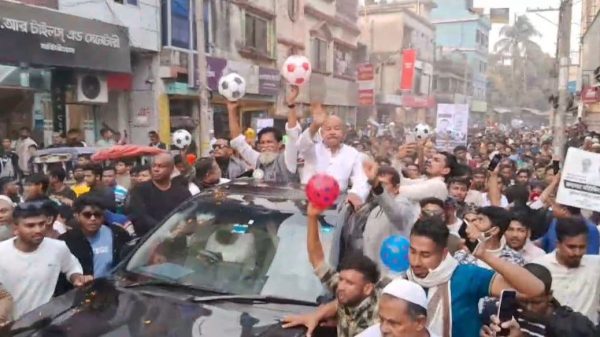 মুন্সীগঞ্জ-৩ আসনে স্বতন্ত্র প্রার্থী মহিউদ্দিন আহমেদের পক্ষে ফুটবল প্রতীকে বিশাল শোডাউন অনুষ্ঠিত হয়েছে। হাজারো সমর্থকের অংশগ্রহণে মুখরিত ছিল শহরের সড়ক।