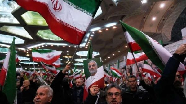 ইরানে চলমান বিক্ষোভে জনসম্পত্তি ও গুরুত্বপূর্ণ স্থাপনা রক্ষায় ‘রেড লাইন’ ঘোষণা করেছে বিপ্লবী গার্ড বাহিনী আইআরজিসি। রাষ্ট্রীয় সম্পত্তিতে হামলা হলে কঠোর পদক্ষেপের হুঁশিয়ারি।