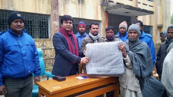 দিনাজপুরের কাহারোল উপজেলায় তীব্র শীতে দুস্থ ও শীতার্ত মানুষের মাঝে উপজেলা প্রশাসনের উদ্যোগে শীতবস্ত্র (কম্বল) বিতরণ করা হয়েছে।