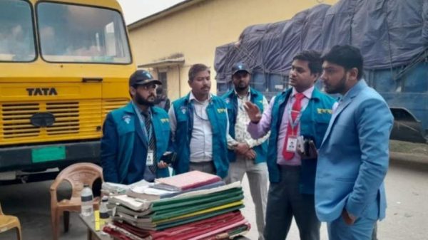 কুড়িগ্রাম জেলা খাদ্য গুদামে দুদকের অভিযানে ৫২১ মেট্রিক টন ধান ও ৩৫ মেট্রিক টন চালের হিসাব পাওয়া যায়নি। সরকারি খাদ্য মজুদে বড় ধরনের অনিয়মের প্রমাণ মিলেছে।