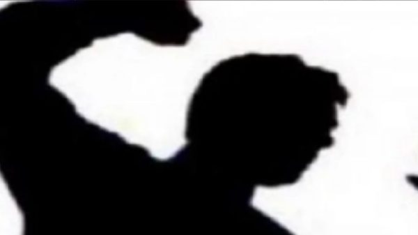 মুন্সীগঞ্জে পারিবারিক ঝগড়ার জেরে ছেলের কিল-ঘুষিতে ওমর বেপারী (৭০) নিহত হয়েছেন। এ ঘটনায় অভিযুক্ত ছেলে নজরুল ইসলামকে গ্রেপ্তার করেছে পুলিশ।