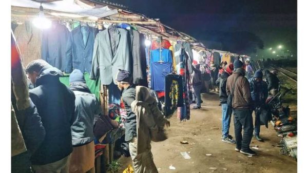 ঘন কুয়াশা ও শৈত্যপ্রবাহে জামালপুরে বেড়েছে শীতের তীব্রতা। হাসপাতালে শিশু রোগীর চাপ, এক বিছানায় তিন শিশু রেখে চিকিৎসা দেওয়া হচ্ছে।