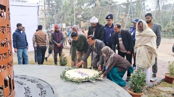 জুলাই আন্দোলনে শহীদদের স্মরণে মুন্সীগঞ্জে বিভিন্ন কর্মসূচিতে অংশ নিয়েছেন পররাষ্ট্র উপদেষ্টা মো. তৌহিদ হোসেন। স্মৃতিস্তম্ভে শ্রদ্ধা নিবেদন, কবর জিয়ারত ও প্রশাসনের সঙ্গে মতবিনিময় সভায় অংশ নেন তিনি।
