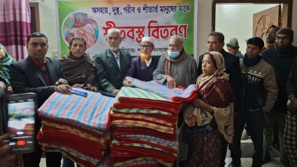 তীব্র শীতে ঝিনাইদহে বাংলাদেশ মানবাধিকার বাস্তবায়ন সংস্থার উদ্যোগে অসহায়, গরিব ও শীতার্ত মানুষের মাঝে শতাধিক কম্বল বিতরণ করা হয়েছে।