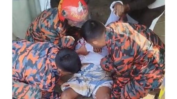 মুন্সীগঞ্জের টঙ্গীবাড়িতে দ্রুতগতির মোটরসাইকেলের ধাক্কায় মো. ফজল শেখ (৭০) নামে এক পথচারীর মৃত্যু হয়েছে। দুর্ঘটনায় মোটরসাইকেল চালককে পুলিশ হেফাজতে নেওয়া হয়েছে।