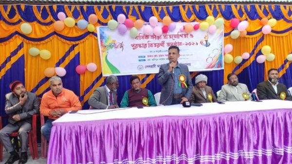 সেনহাটি মাধ্যমিক বালিকা বিদ্যালয়ের বার্ষিক ক্রীড়া প্রতিযোগিতা ও পুরস্কার বিতরণী অনুষ্ঠানে বক্তব্য রাখছেন দিঘলিয়া প্রেসক্লাবের সভাপতি মোঃ শহিদুল ইসলাম।