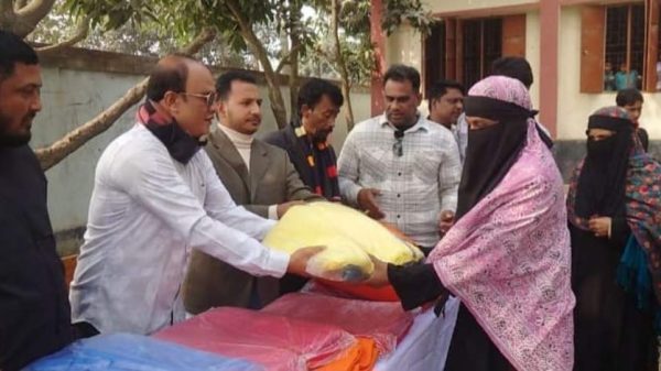 মুন্সীগঞ্জ শহরের চর-কিশোরগঞ্জ এলাকায় শীতার্ত ও অসহায় মানুষের মাঝে শুভাকাঙ্ক্ষীদের উদ্যোগে কম্বল বিতরণ করা হয়েছে।