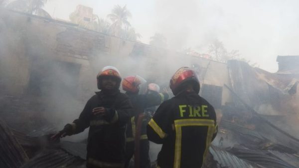 মুন্সীগঞ্জ সদর উপজেলার পঞ্চসারে একটি নেটের ফ্যাক্টরিতে অগ্নিকাণ্ডের ঘটনা ঘটেছে। ফায়ার সার্ভিসের এক ঘণ্টার চেষ্টায় আগুন নিয়ন্ত্রণে আসে, হতাহত নেই।