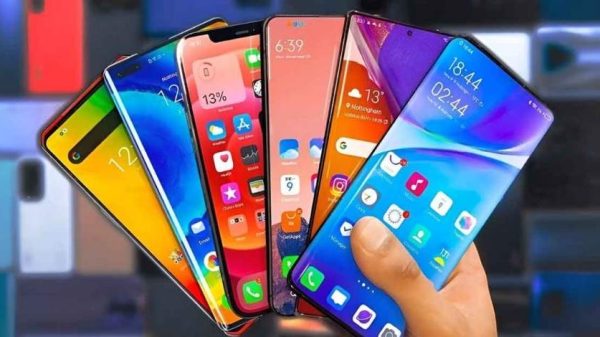 স্মার্টফোন বাজারে স্থিতিশীলতা ফেরাতে মোবাইল ফোন আমদানিতে মোট কর ৬১ শতাংশ থেকে কমিয়ে ৪৩.৪ শতাংশ করেছে সরকার।