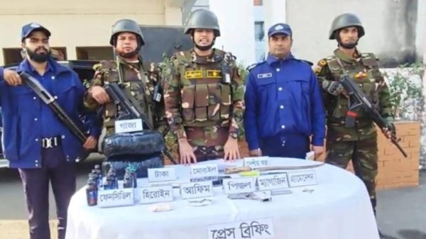 মুন্সীগঞ্জের লৌহজংয়ে যৌথ বাহিনীর অভিযানে পিস্তল, গুলি, দেশীয় অস্ত্র ও বিপুল পরিমাণ মাদকসহ দুই শীর্ষ সন্ত্রাসী ও মাদক ব্যবসায়ীকে আটক করা হয়েছে।