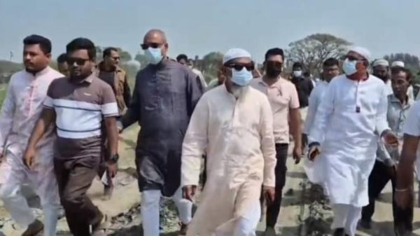 ন্সীগঞ্জের সিরাজদিখানে অবৈধ মাটি কাটার বিরুদ্ধে কঠোর অবস্থান নিয়েছেন এমপি শেখ মোহাম্মদ আব্দুল্লাহ। দলীয় কেউ জড়িত থাকলেও ব্যবস্থা নেওয়ার ঘোষণা দিয়েছেন তিনি।