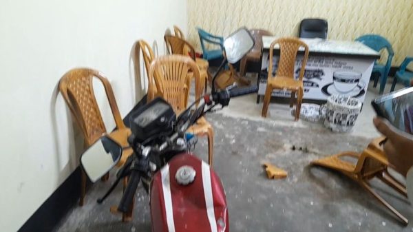 ঝিনাইদহ-৪ আসনে নির্বাচনী সহিংসতা। কালীগঞ্জে স্বতন্ত্র প্রার্থী কাপ-পিরিচ প্রতীকের সাইফুল ইসলাম ফিরোজের দুটি নির্বাচনী অফিসে ভাঙচুর ও ককটেল নিক্ষেপের ঘটনা ঘটেছে।