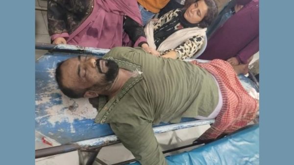 খুলনার দিঘলিয়ায় বাজার ইজারা বিরোধের জেরে যুবদল নেতা মো. মুরাদ খাকে প্রকাশ্যে কুপিয়ে হত্যা করা হয়েছে। ঘটনায় ছাত্রদল নেতা সাজ্জাদ হোসেনের বিরুদ্ধে অভিযোগ উঠেছে। এলাকায় উত্তেজনা বিরাজ করছে।