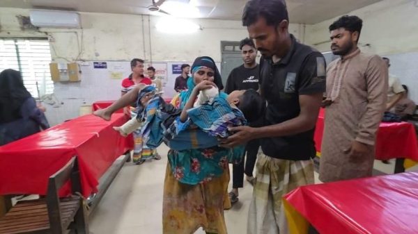 মুন্সীগঞ্জের মোল্লাকান্দি ইউনিয়নে আলু ক্ষেতে কুড়িয়ে পাওয়া ককটেল বিস্ফোরণে মোস্তাকিম (৭) নামে এক শিশুর ডান হাতের সব আঙুল ছিন্নবিচ্ছিন্ন হয়েছে। গুরুতর আহত অবস্থায় তাকে ঢাকা মেডিকেলে পাঠানো হয়েছে।