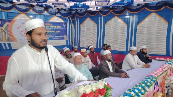 দিনাজপুরের কাহারোল উপজেলায় বিশিষ্টজনদের সম্মানে বাংলাদেশ জামায়াতে ইসলামীর উদ্যোগে আলোচনা সভা ও ইফতার মাহফিল অনুষ্ঠিত হয়েছে। এতে স্থানীয় রাজনৈতিক ও সামাজিক ব্যক্তিত্বরা অংশ নেন।