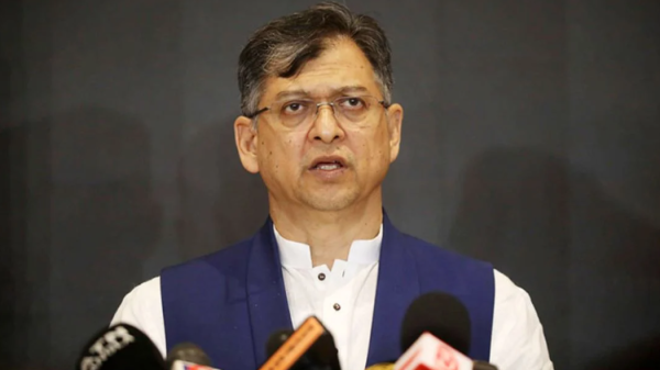 সংবিধান সংস্কার পরিষদ নিয়ে বক্তব্য দিচ্ছেন স্বরাষ্ট্রমন্ত্রী সালাহউদ্দিন আহমদ