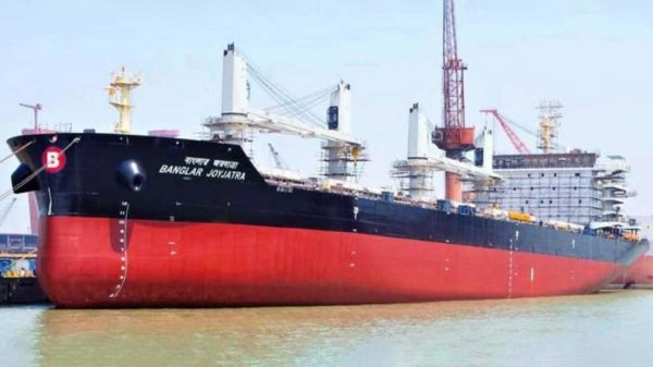 হরমুজ প্রণালির কাছে অবস্থান করা বাংলাদেশ শিপিং করপোরেশনের জাহাজ এমভি বাংলার জয়যাত্রা