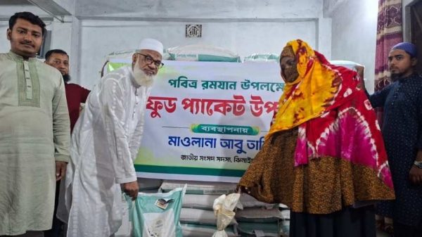রমজান উপলক্ষে ঝিনাইদহের কালীগঞ্জে নিম্ন আয়ের তিন শতাধিক পরিবারের মাঝে খাদ্যসামগ্রী সম্বলিত ফুড প্যাক বিতরণ করা হয়েছে। প্রধান অতিথি ছিলেন এমপি মাওলানা আবু তালিব।