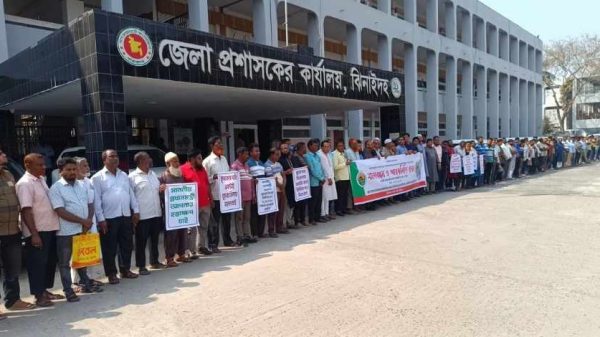 ঝিনাইদহে খুচরা সার বিক্রেতাদের সনদ বহাল রাখা ও সার নীতিমালা সংশোধনের দাবিতে জেলা প্রশাসকের কার্যালয়ের সামনে মানববন্ধন অনুষ্ঠিত হয়েছে। পরে প্রধানমন্ত্রীর কাছে স্মারকলিপি দেওয়া হয়।