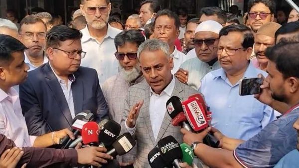 গণপরিবহনে জ্বালানি তেলের রেশনিং তুলে নেওয়ার বিষয়ে বক্তব্য দিচ্ছেন সেতুমন্ত্রী শেখ রবিউল আলম